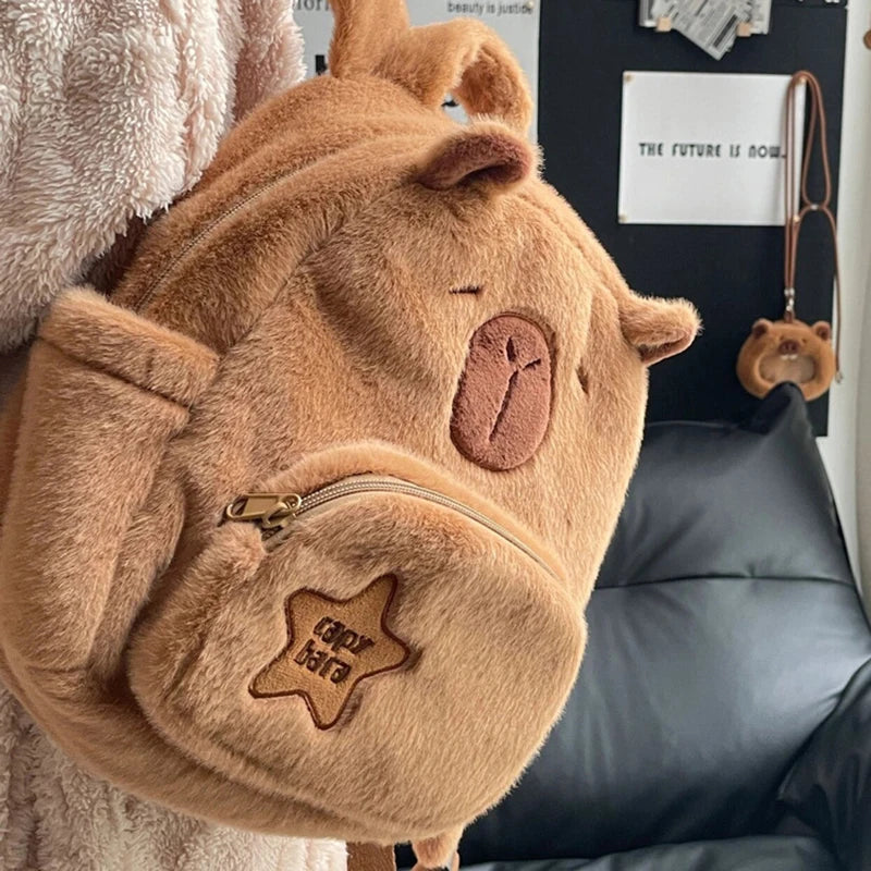 Mochila Pelúcia Capivara