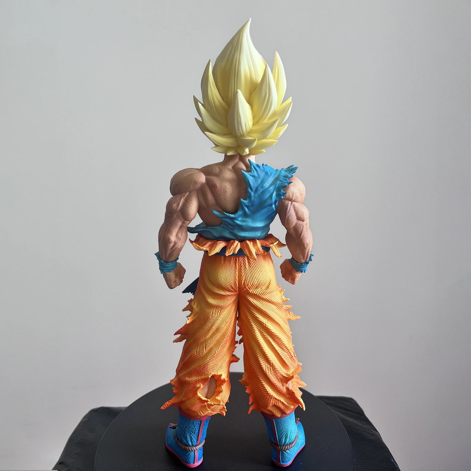 Estátua Dragon Ball – Son Goku Super Saiyajin (SSJ1) 28 cm | Figura PVC de Coleção