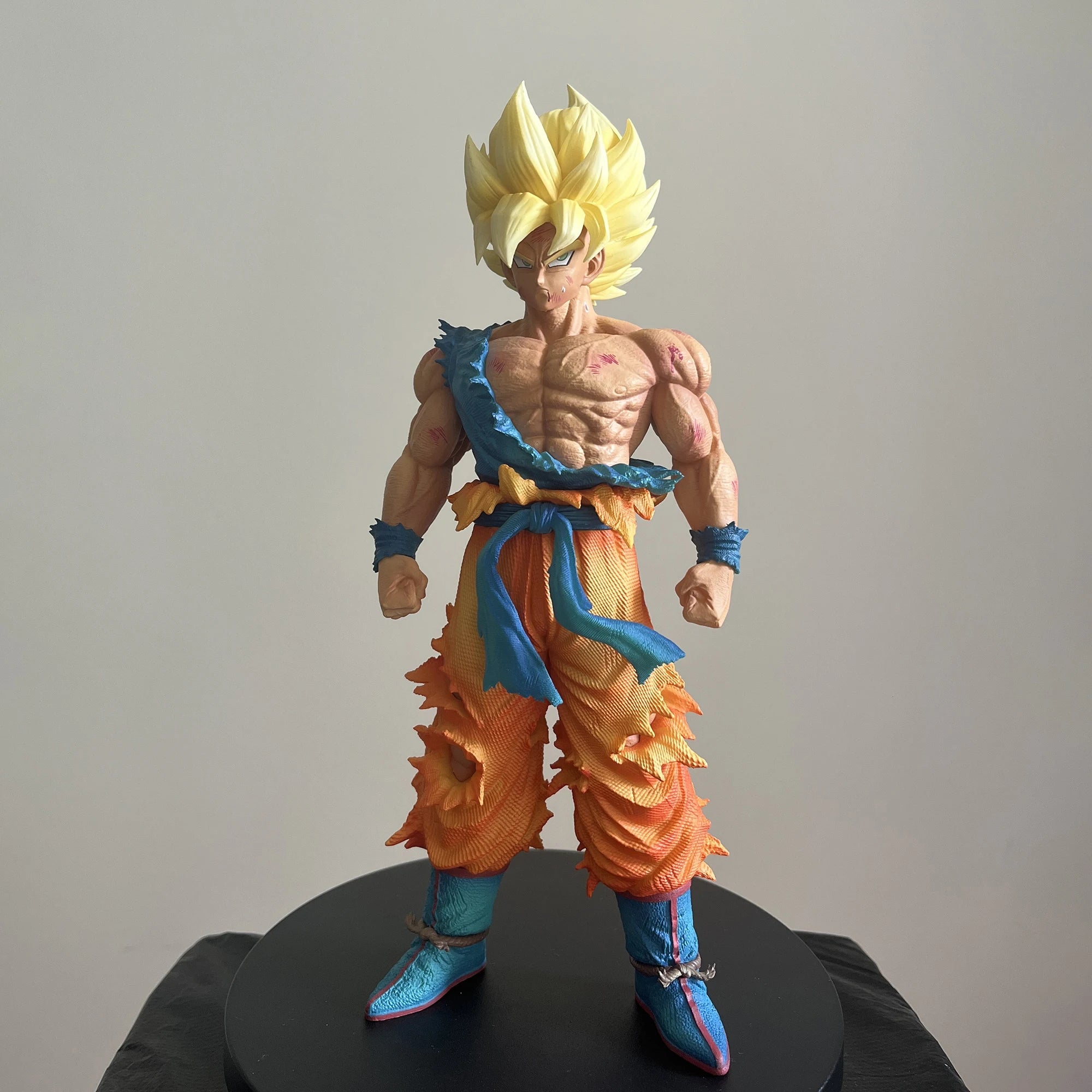 Estátua Dragon Ball – Son Goku Super Saiyajin (SSJ1) 28 cm | Figura PVC de Coleção