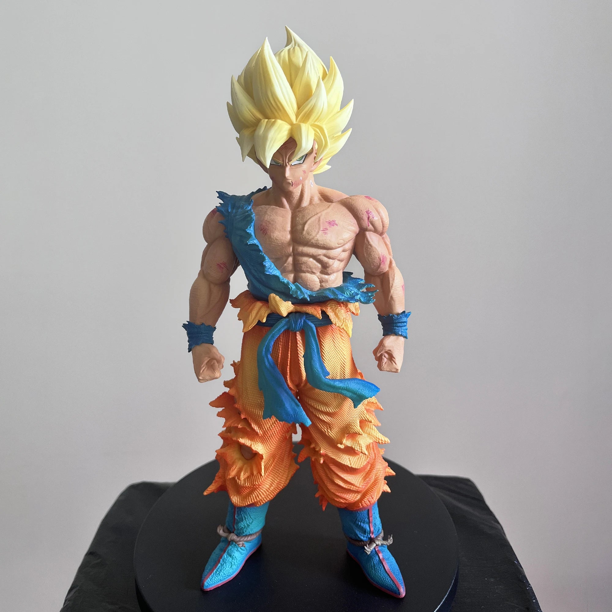 Estátua Dragon Ball – Son Goku Super Saiyajin (SSJ1) 28 cm | Figura PVC de Coleção