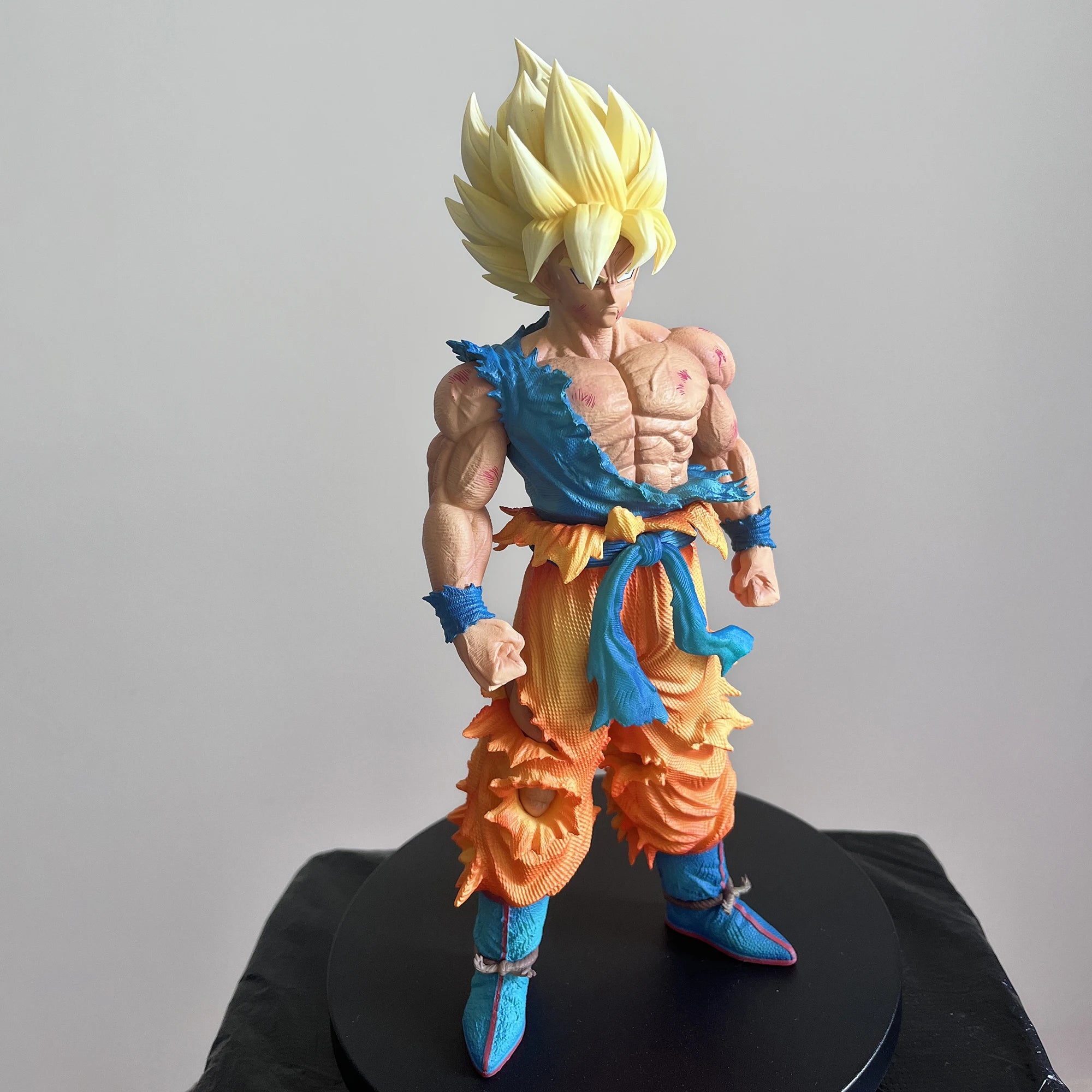 Estátua Dragon Ball – Son Goku Super Saiyajin (SSJ1) 28 cm | Figura PVC de Coleção